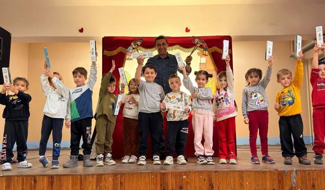 Minik Öğrenciler “Bir Hikaye Bin Neşe” Programıyla Doyasıya Eğlendi