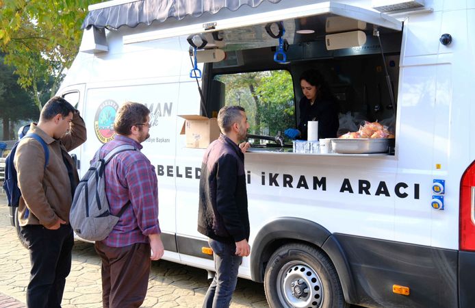 Serdivan’da Üniversitelilere Sıcak Çorba İkramı