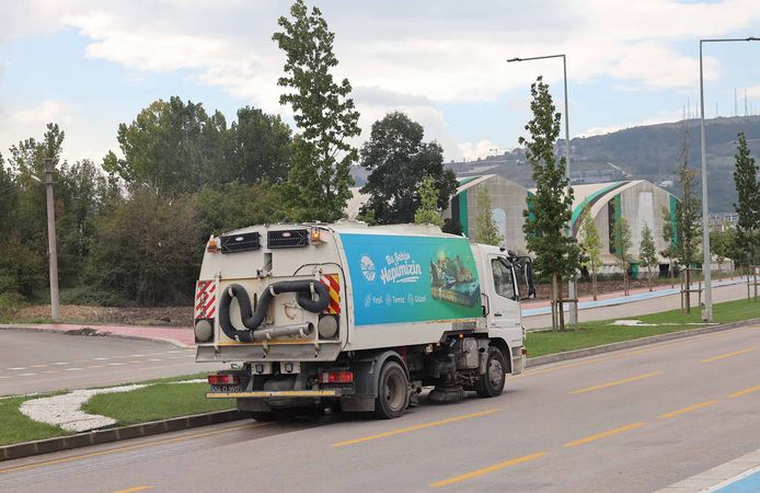Büyükşehir Ekipleri Yağışın Bıraktığı Çamur ve Tozları Temizliyor