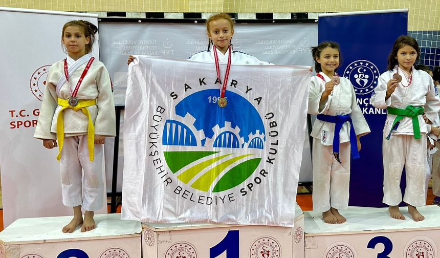 Büyükşehir Sporcusu Minderden Şampiyon Olarak Ayrıldı