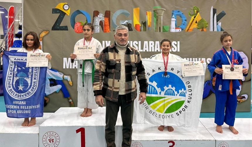 Büyükşehir Sporcuları İki Önemli Organizasyondan Madalya İle Döndü