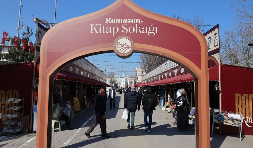 Kitap Sokağı Ramazan Akşamlarında Kitapseverlerin Buluşma Noktası Oldu