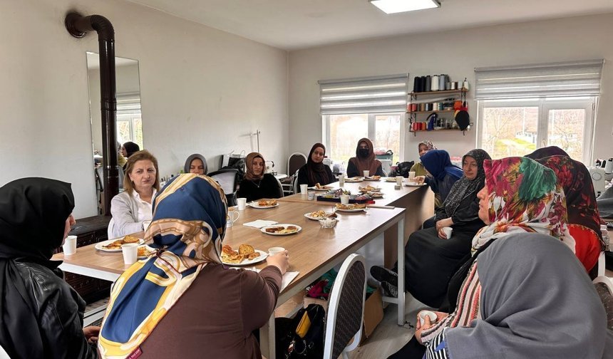 Büyükşehir’in “Kadın Kadına” Projesi 16 İlçede Sahada