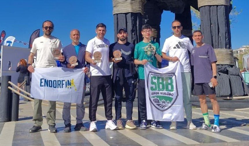 Büyükşehir Sporcuları Zorlu Maratondan Madalyayla Döndü