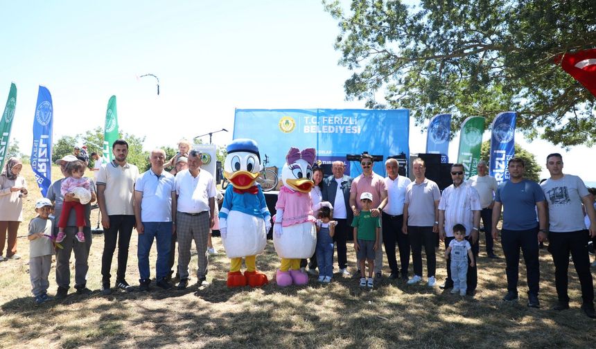 Ferizli'de Yüzlerce Uçurtma Gökyüzünü Renklendirdi