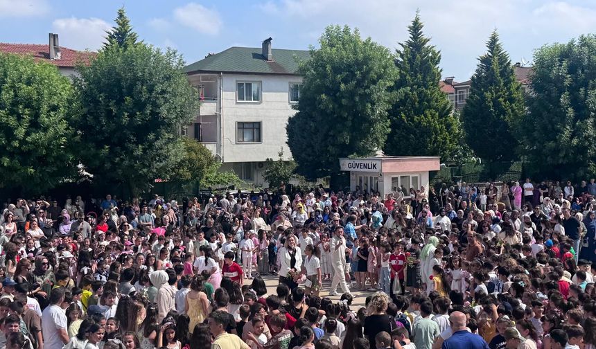 Ali Dilmen İlköğretim Okulu Müdürü Derya Karakavuz'a Çiçek Yağmurlu Veda
