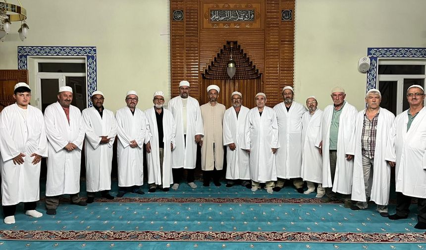 Yeni Meskenler Camii Cemaatinden Örnek Birliktelik: Tek Tip Cübbe Uygulaması Dikkat Çekti