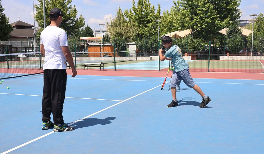 Çocuklar Yaz Tatilinde Kortlarda Buluştu