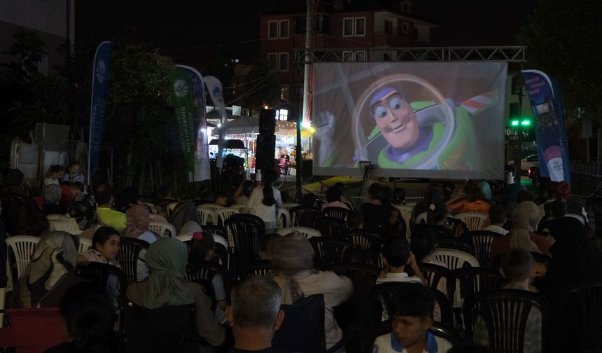 Büyükşehir’in ‘Yaz Sineması’ Ferizli ve Karasu’da Çocuklarla Buluştu