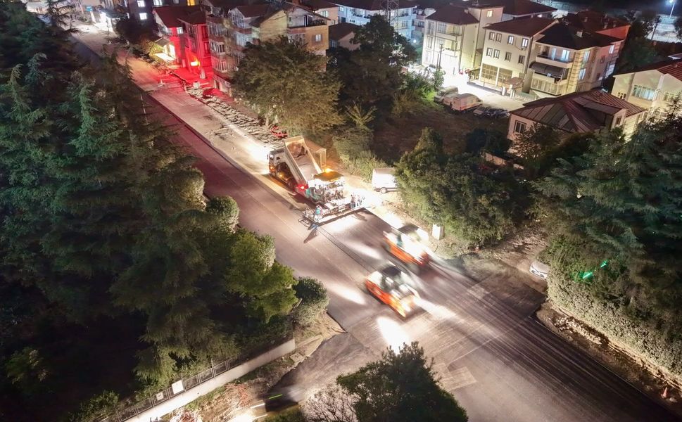 Arifiye Atatürk Caddesi’nde Geceden Sabaha Uzanan Asfalt Mesaisi